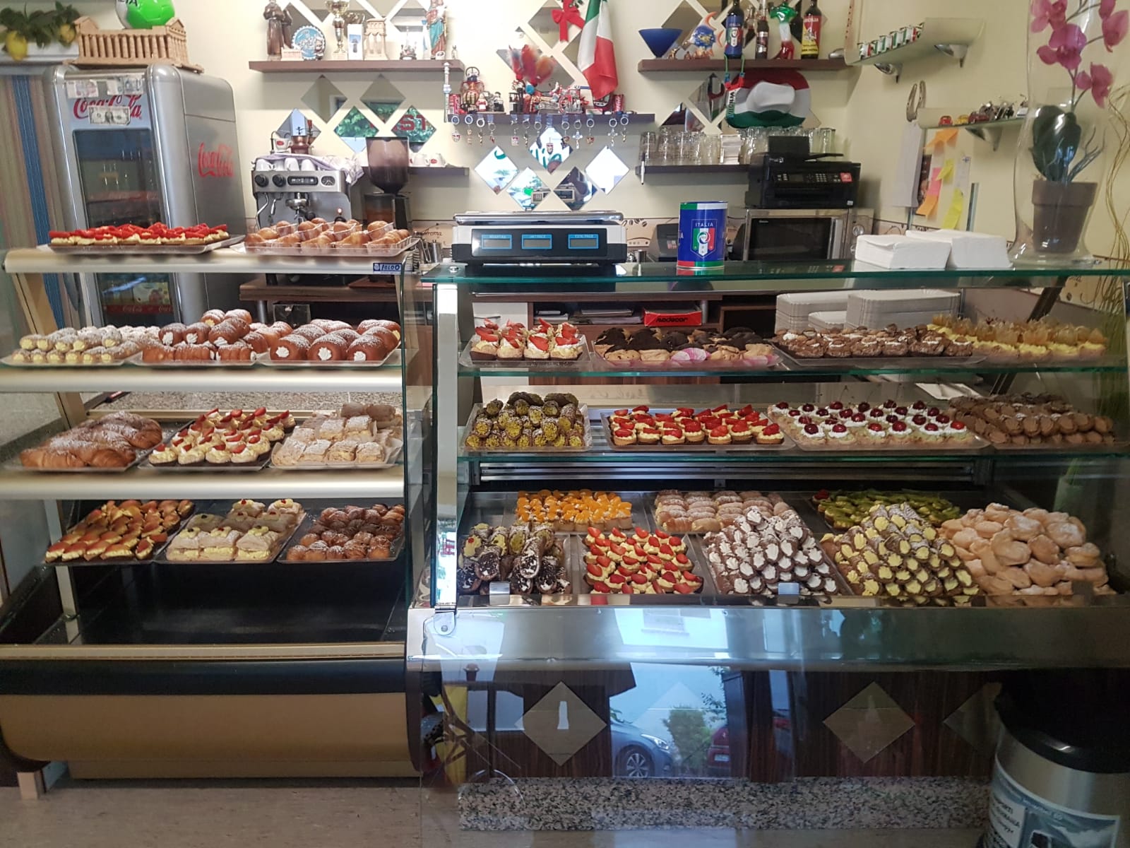 Vitrine der Pasticceria La Sicilia mit sizilianischem Gebäck