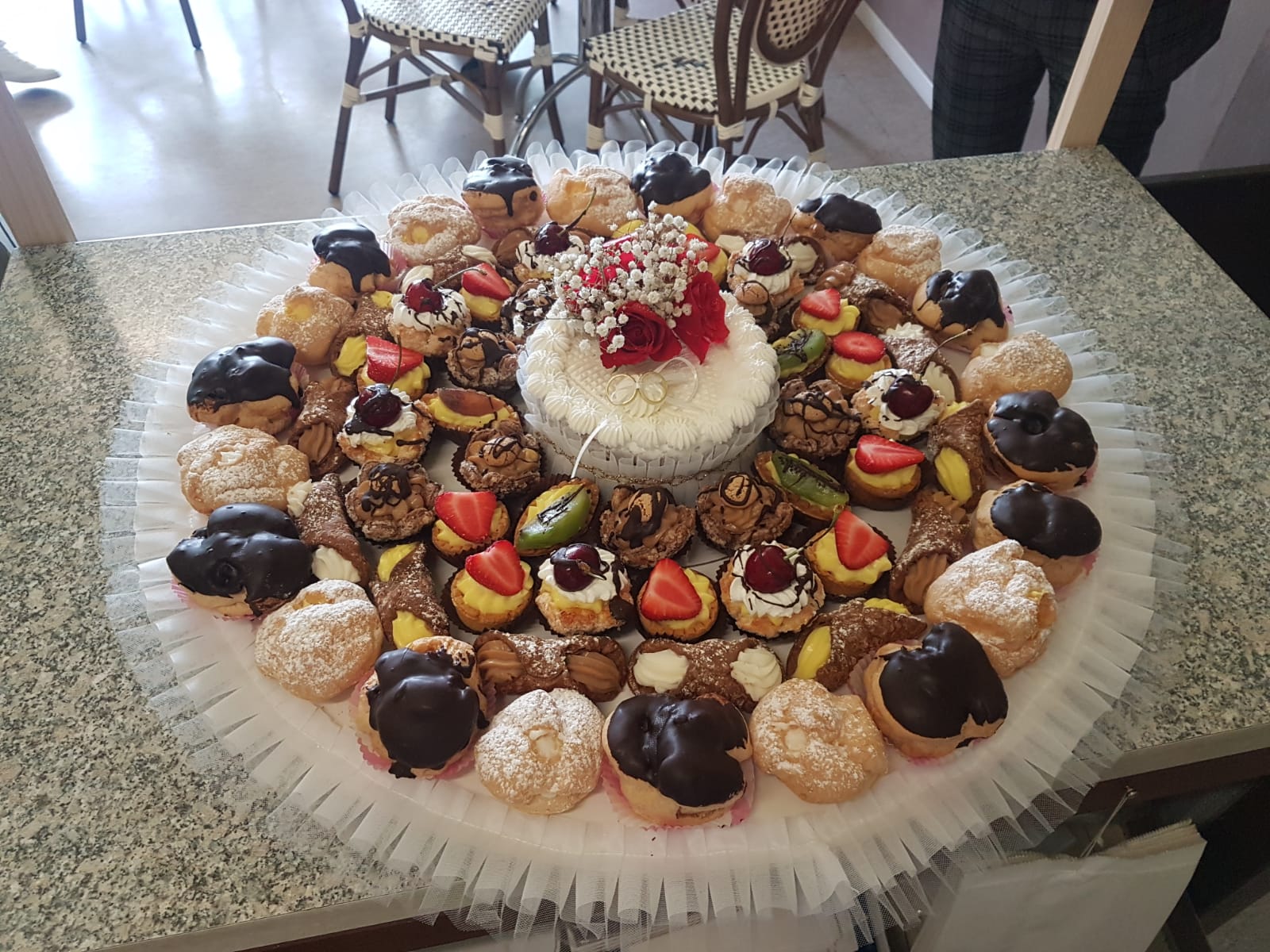 Festliches Gebäck-Tablett mit Hochzeits-Topper