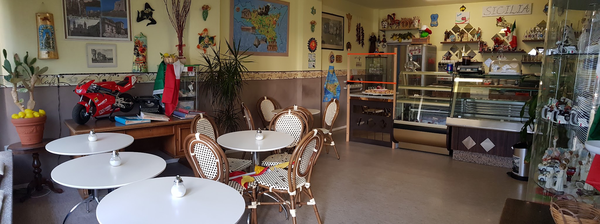 Innenansicht der Pasticceria La Sicilia mit sizilianischer Deko