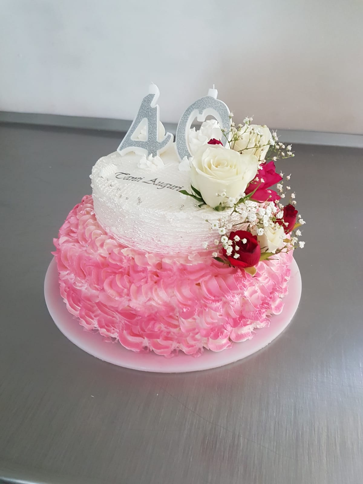 Festlich dekorierte Torte mit Rosen