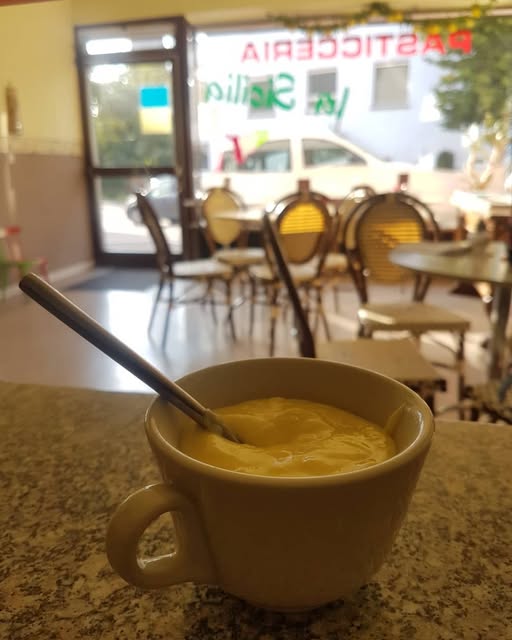 Blick in die Pasticceria mit Sitzbereich